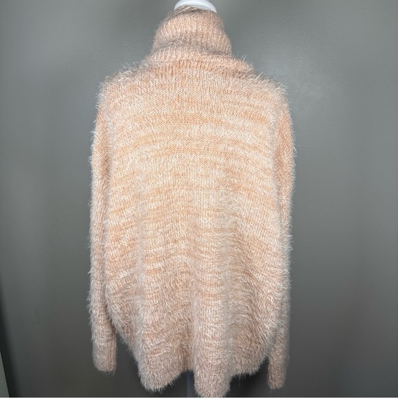 Show me your Mumu Fatima Turtleneck Sweater Size Small Pink Oversized Fuzzy Cozy - Picture 5 of 10